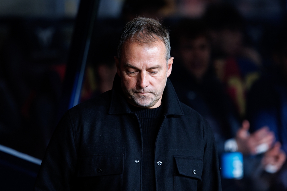 Hansi Flick critica el arbitraje tras derrota de Barcelona