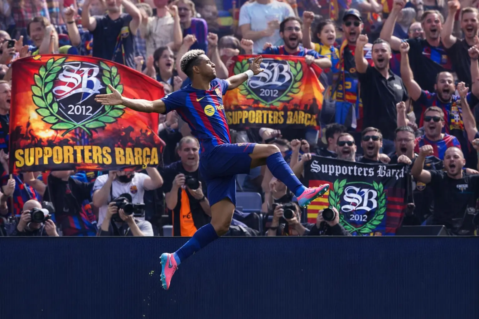 Barcelona vence 1-0 al Rayo: Araujo y Joan García héroes