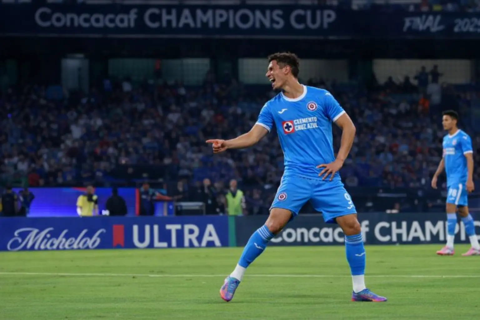 Cruz Azul vs Pachuca: Kenedy brilla en el Cuauhtémoc