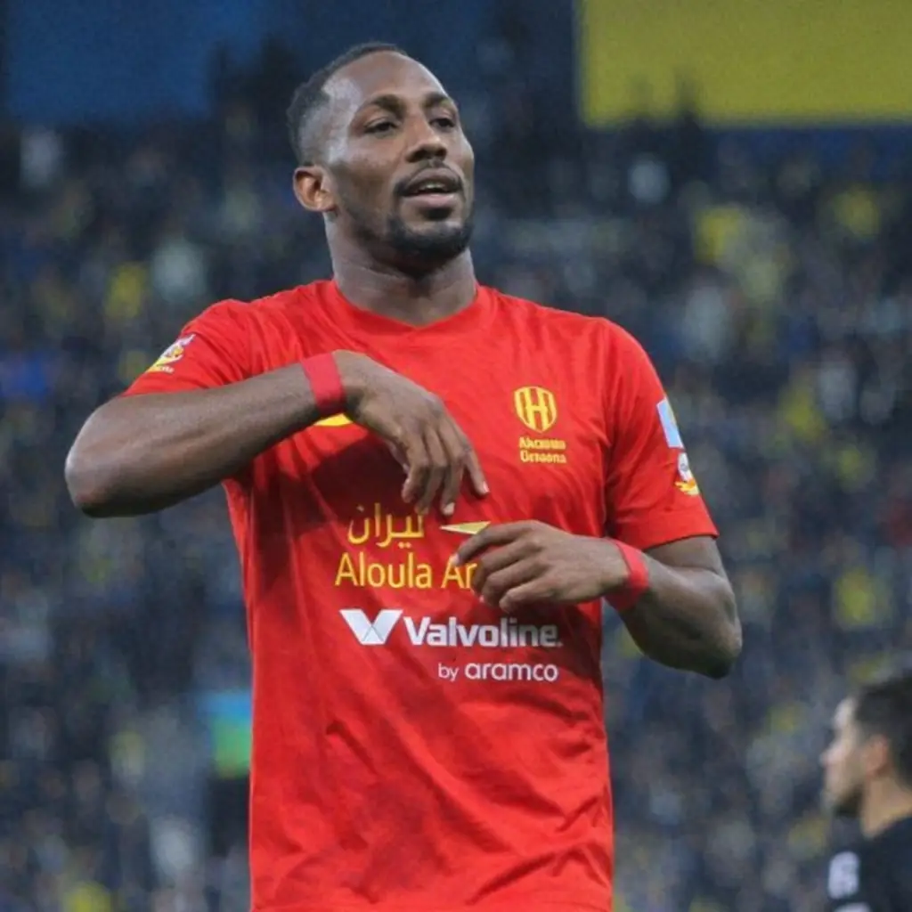 Julián Quiñones: Doblete y liderato de goleo en Arabia